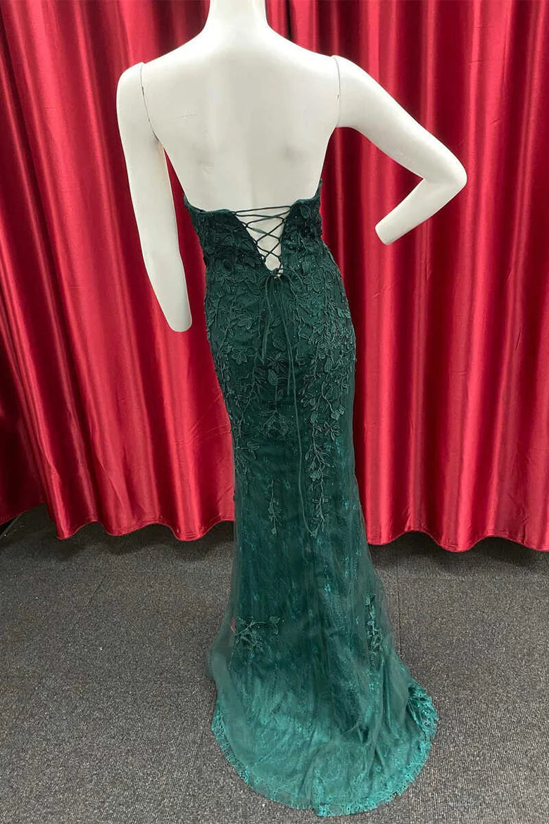 Vestido de fiesta con abertura sin tirantes y apliques